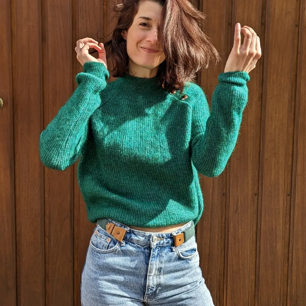 Ceinture sans boucle Libelté portée avec un jean et un pull vert